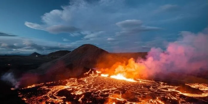 Miles de evacuados tras la erupción de un volcán al sudoeste de Islandia nueva erupcion volcan Islandia 696x350 1 - 7