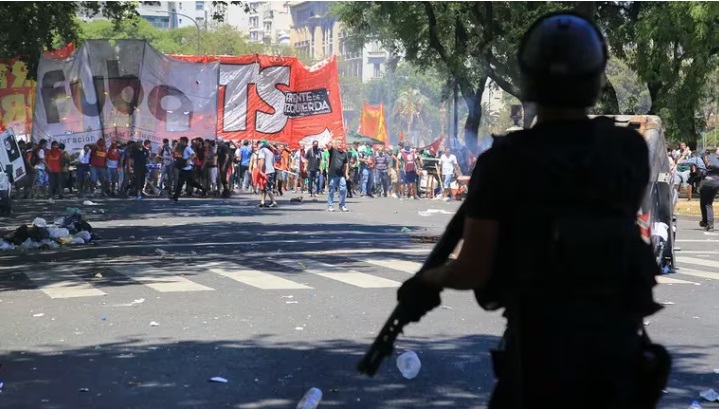 Ley Ómnibus | Los piqueteros buscan mostrar fuerza y se movilizan al Congreso en medio del debate piqueteros 1 - 5