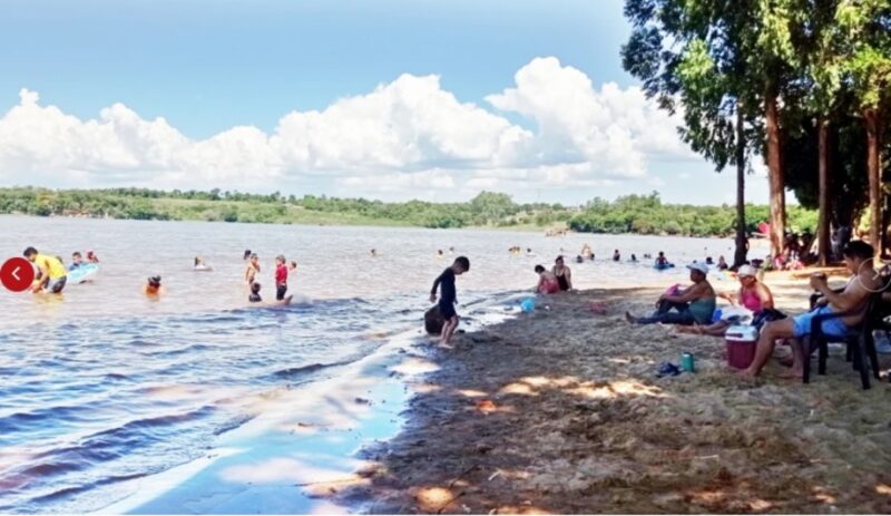 Paraguay | La playa de Ciudad del Este que es artificial e inclusiva y es elegida por cientos de turistas La caída del poder adquisitivo impactó en el turismo regional y generó un perfil de visitante más austero durante el verano en el sur de Brasil.