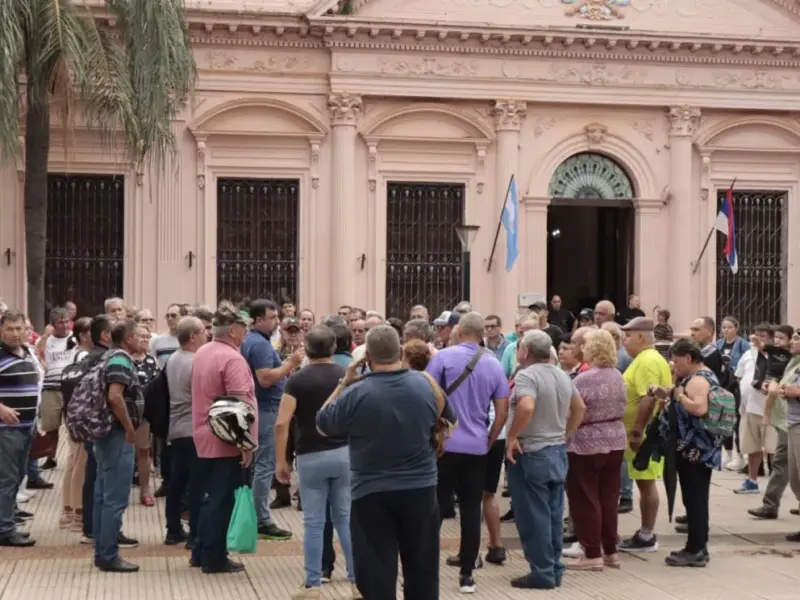 Policías y penitenciarios de Misiones reclamaron la apertura de paritarias y anticipan que realizarán un acampe hasta obtener respuestas 3 policias y penitenciarios 1 - 2