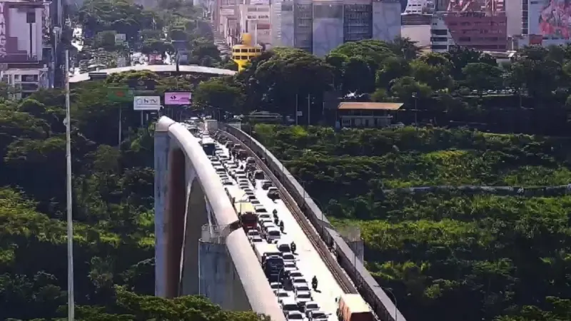 Una postal diaria en el Puente de la Amistad: El caótico tránsito que desespera a turistas puente de la amistad - 5
