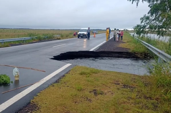 Corrientes | A causa de las intensas lluvias cedió la ruta 12 y el tránsito se vio interrumpido 3 ruta 12 cede - 2