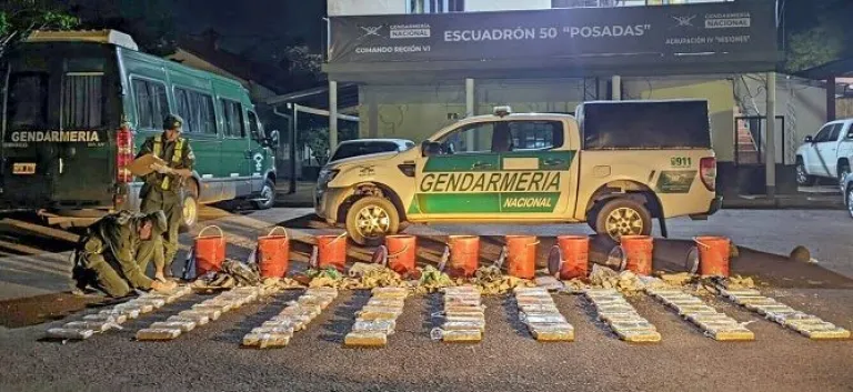 Posadas | GNA incautó 100 kilos marihuana oculta en tachos de revestimiento para pared sm - 9