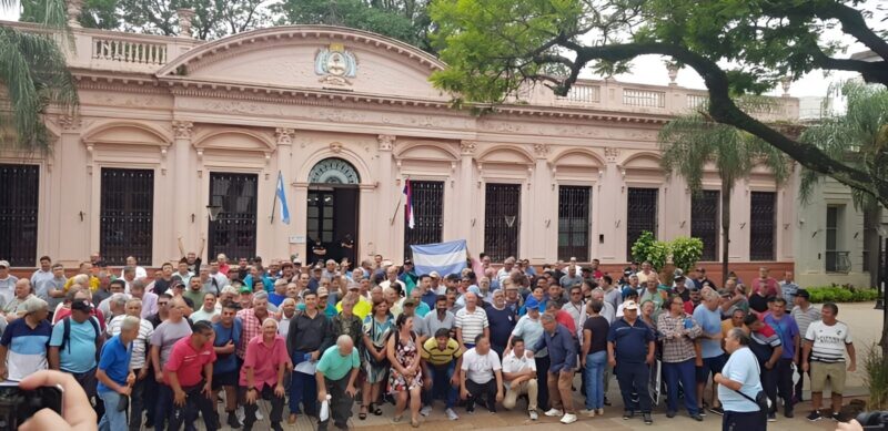 Misiones | Policías y penitenciarios trasladaron el acampe de la plaza 9 de Julio al frente de la Jefatura de la fuerza snapedit 1705164056244 - 9