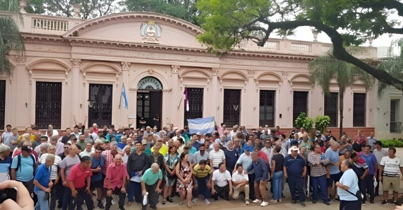 Víctimas de las presiones y aquejados por cuestiones de salud, policías y penitenciarios levantaron el acampe frente a la Jefatura snapedit 1705920281868 - 3