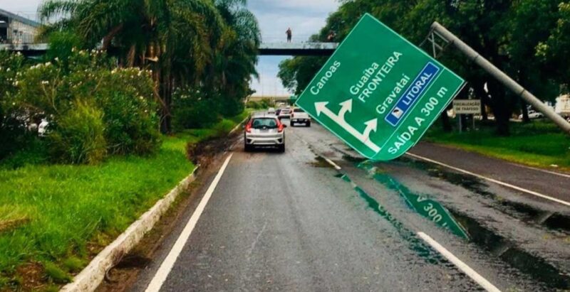 Brasil | Intenso temporal dejó calles anegadas y voladuras de techos en Porto Alegre temporal - 8