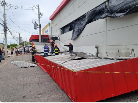 Brasil | Intenso temporal dejó calles anegadas y voladuras de techos en Porto Alegre 3 temporal1 - 2