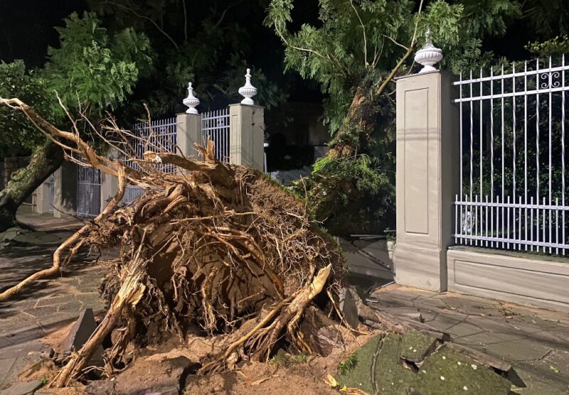 Brasil | Intenso temporal dejó calles anegadas y voladuras de techos en Porto Alegre 7 temporal3 - 6
