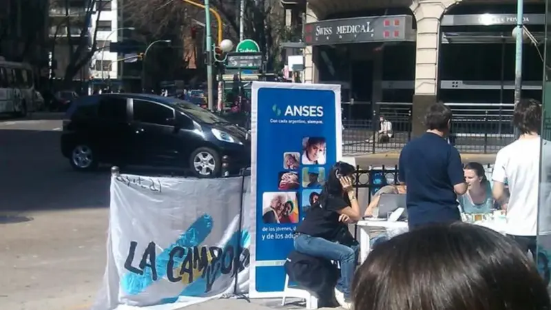 Malestar en el PRO con Francos porque mantiene a “camporistas” en la Anses y el Pami un puesto la anses la bandera la campora hoy al mediodia la interseccion las esquinas scalabrini ortiz y santa fe - 8