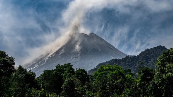 Volvió a entrar en erupción uno de los volcanes más peligrosos del mundo vocan - 8