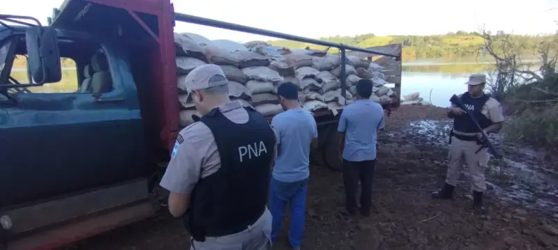 El Soberbio | Prefectura secuestró más de 8.000 kilos de soja ilegal cuando intentaban cruzar a Brasil 1 2 jpeg - 1