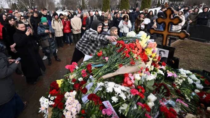 “Mediodía contra Putin” | Los rusos protestaron contra la farsa de elección y homenajearon a Alexei Navalny en los centros de votación Rusia - 2