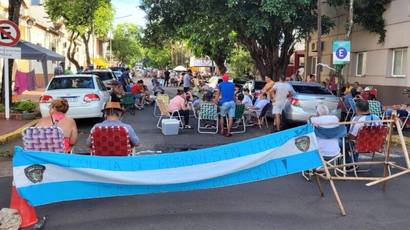 En pie de lucha | Personal policial y penitenciario convocó a una manifestación frente a casa de gobierno para pedir una recomposición salarial recomposición salarial para policias de misiones