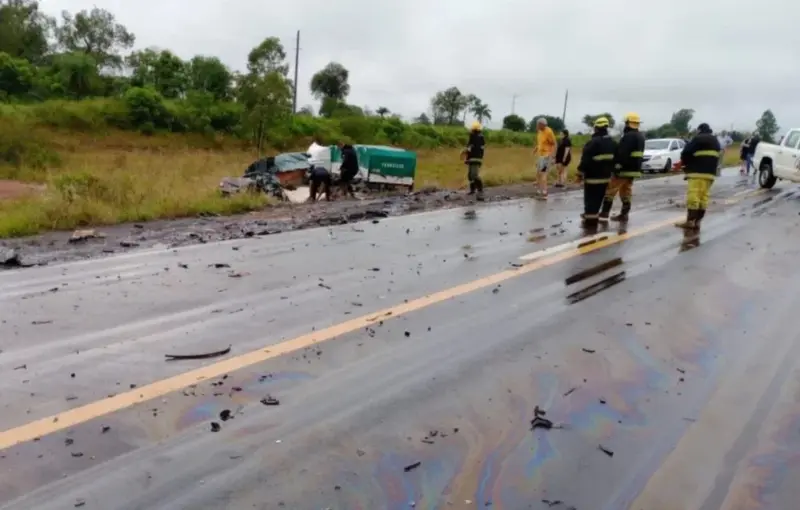 La Cruz, Corrientes | Camionero misionero chocó de frente con un Corolla en la ruta 14 y murieron 4 personas camionero e171085 - 5