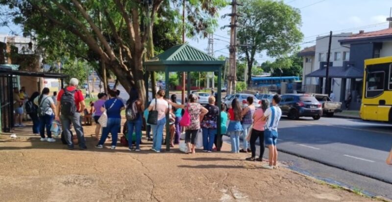 Barrios alejados de Posadas: transporte público insuficiente y demoras