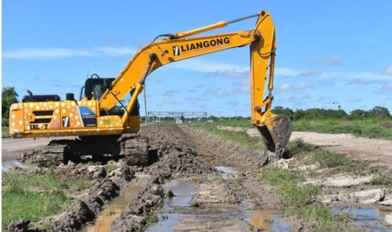 Corrientes | Se realizan de manera continua tareas de profundización y limpieza de canales de desagües corrientess 1 - 4