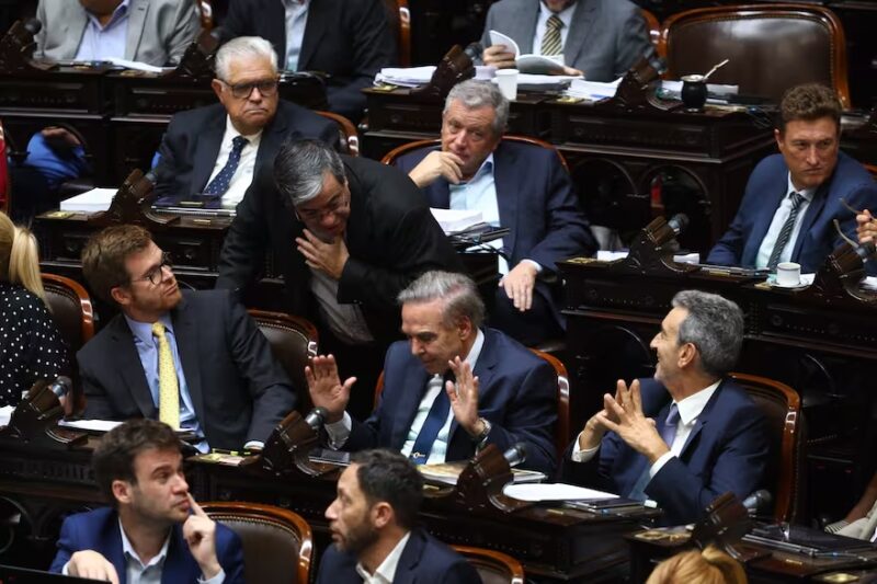 Diputados | Se oficializó la sesión para debatir sobre financiamiento universitario, FONID y jubilaciones 5 german martinez y miguel angel pichetto dialogan diputados HCF - 4