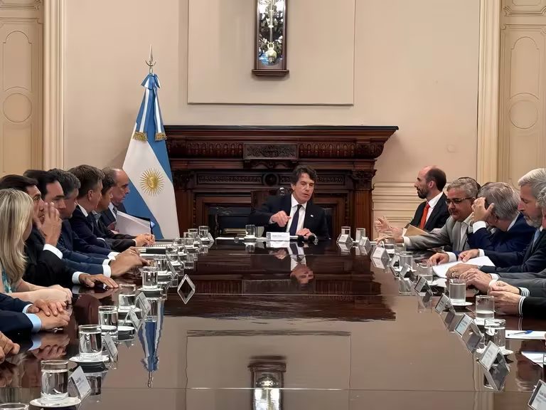 Retroceso en el decreto de aumentos de sueldos jerárquicos en el Gobierno y contrapunto Milei- Cristina en redes sociales 5 image 17 - 4