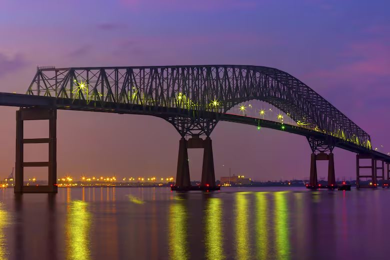 Estados Unidos | Un barco chocó un puente y al derrumbarse una veintena de autos cayeron al río 5 image 79 - 4