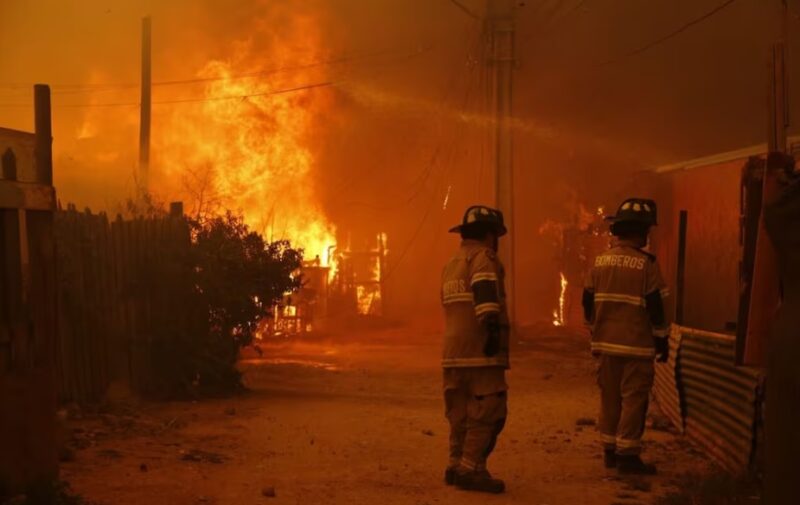 Chile | Un Incendio forestal afectó cerros de Valparaíso y destruyó 15 viviendas incendio - 5