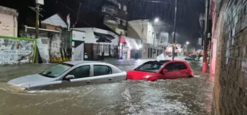 Corrientes | Muchos comerciantes para evitar pérdidas, venden productos mojados a precio de costo inundacion - 10