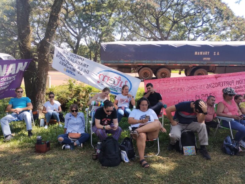Educación | Docentes realizan asambleas y marchas de antorchas al seguir sin respuestas por parte del gobierno provincial 17 marcha 5 - 16