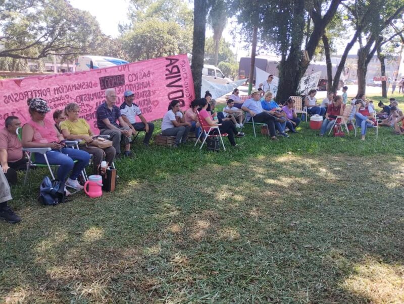 Educación | Docentes realizan asambleas y marchas de antorchas al seguir sin respuestas por parte del gobierno provincial 19 marcha 6 - 18