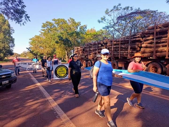 Educación | Docentes realizan asambleas y marchas de antorchas al seguir sin respuestas por parte del gobierno provincial 21 marcha 7 - 20