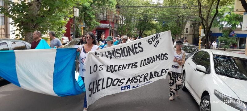 “Las veces que Safrán dio aumentos” para los comedores escolares “fueron de $10” por chico, “se burlan de los trabajadores y de nuestros gurices” 3 protesta del FTEL por los sueldos docentes de indigencia en Misiones - 2