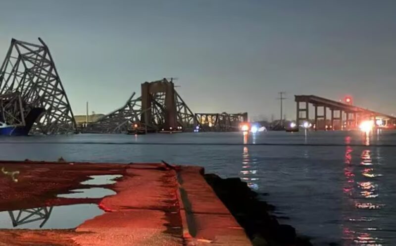 Estados Unidos | Un barco chocó un puente y al derrumbarse una veintena de autos cayeron al río puente 2 - 2
