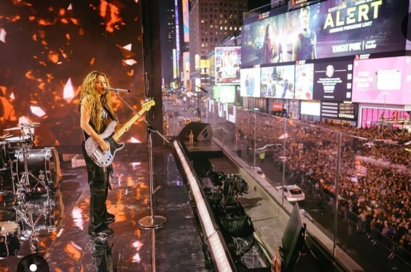 Música | Shakira llenó el Times Square con un espectáculo sorpresa 7 shakiraa 3 - 6