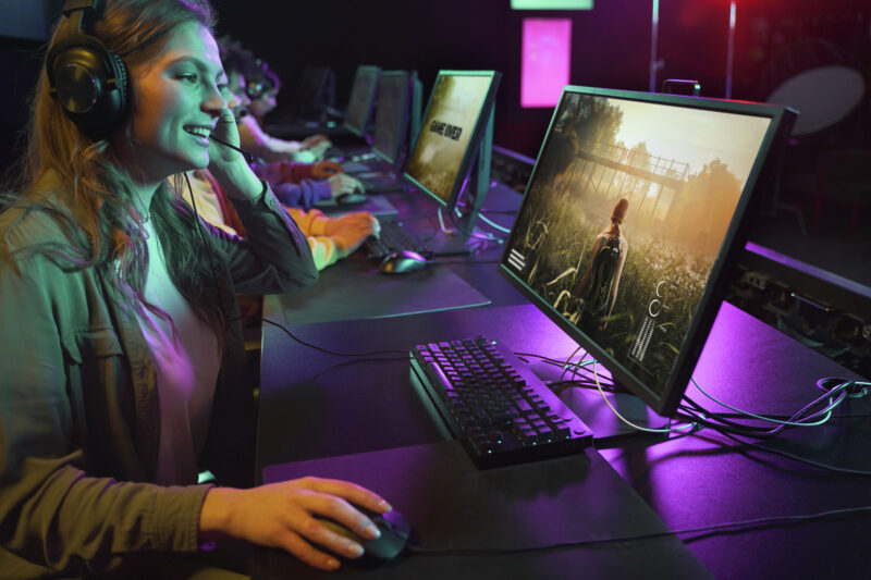 Natalia, la gamer misionera que conquistó el escenario internacional de LoL 6 side view woman with headphones 1 - 5