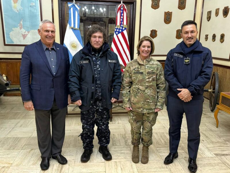 Javier Milei se reunió con la general Richardson en Ushuaia para ratificar una alianza estratégica con Estados Unidos 12 3 - 11