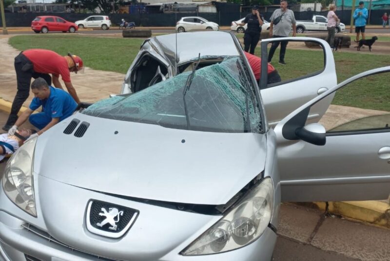 Confusos mensajes de los más cercanos a Luca Ceballos, uno de los que protagonizaron un accidente en la avenida Costanera de Posadas Accidente 5 1089x730 1 - 2
