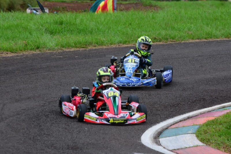 Campeonato Misionero de Karting | Con grandes carreras, y a pesar de la lluvia, se corrió la primera fecha del calendario 2024 en Posadas 7 Escuela 2 - 6