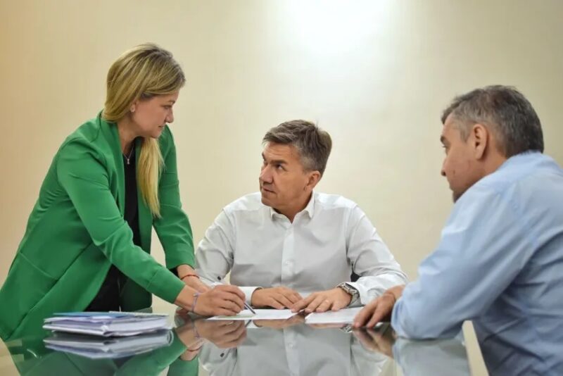 En Chaco, los empleados públicos tendrán un nuevo aumento escalonado del 51,62% Leandro Zdero gobernador de Chaco con funcionarios - 7