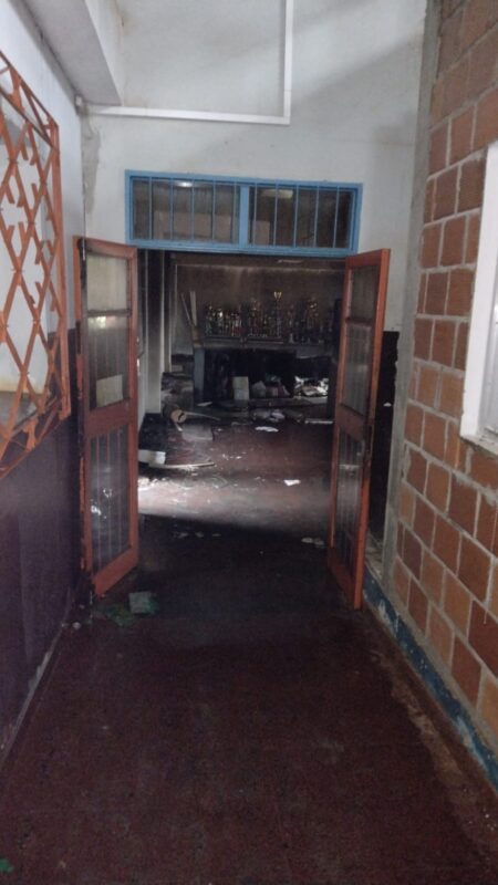 El Bachillerato Polivalente 3 de Campo Viera no dictará clases hasta que no esté recuperado el edificio que sufrió un incendio el pasado martes 16 de abril 9 PHOTO 2024 04 21 17 21 06 1 - 8