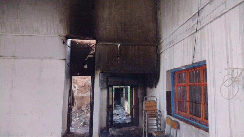 El Bachillerato Polivalente 3 de Campo Viera no dictará clases hasta que no esté recuperado el edificio que sufrió un incendio el pasado martes 16 de abril 7 PHOTO 2024 04 21 17 21 07 1 - 6