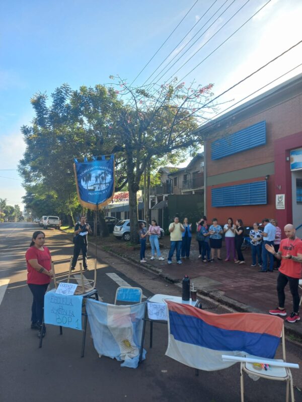 Educación | Establecimientos escolares en distintas localidades de Misiones protestan en la calle por un aumento salarial 3 Poli 1 bis bis - 2