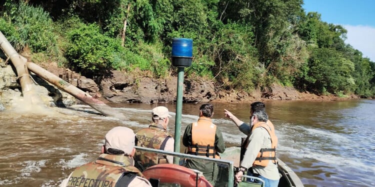 Millonaria multa a Papel Misionero por “infracción ambiental” que contaminó el río Paraná Prefectura rio efluente papel misionero 750x375 1 - 4