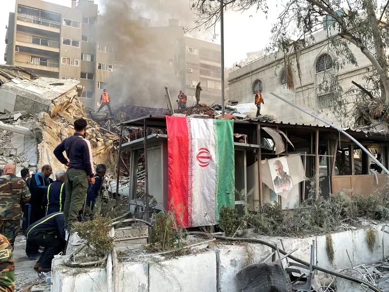 Una bandera iraní cuelga de la Embajada reducida a escombros