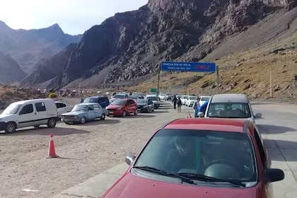 Colapsos en los pasos fronterizos | Esperas de hasta 12 horas para cruzar Pasos fronterizos