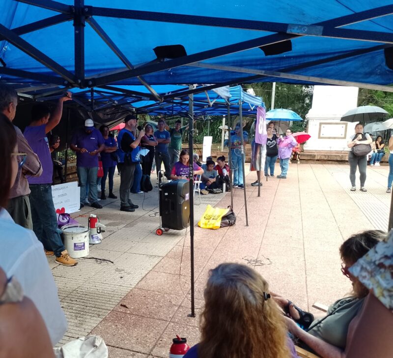 “Las veces que Safrán dio aumentos” para los comedores escolares “fueron de $10” por chico, “se burlan de los trabajadores y de nuestros gurices” 7 asamblea provincial del FTEL frente a gobernacion el 4 de abril 2024 2 - 6