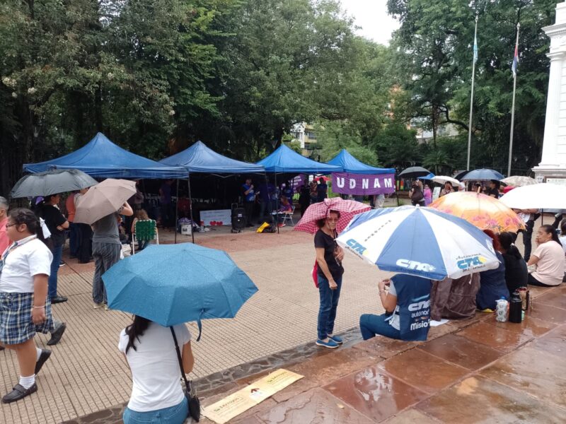 Corrientes paga a sus docentes un salario inicial de $378 mil y Misiones apenas abona $250 mil 11 asamblea provincial del FTEL frente a gobernacion el 4 de abril 2024 - 10