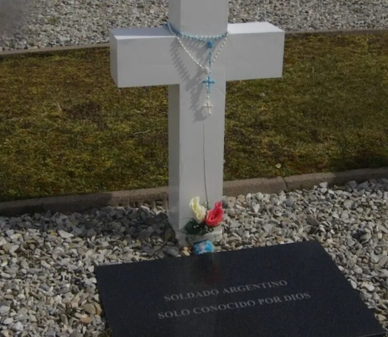 42 años del inicio de la Guerra de Malvinas, una herida abierta que perdura en el tiempo 4 cementerio - 3