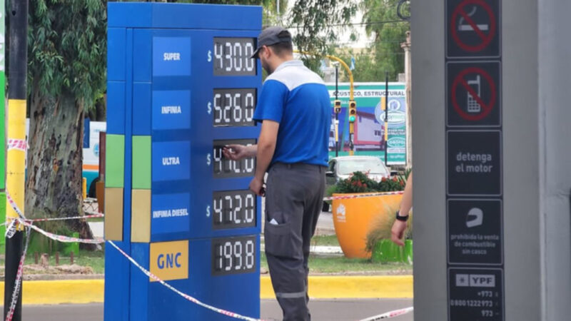 Combustibles | En una nueva corrida inflacionaria, el 1º de mayo aumenta el precio de la nafta Combustibles: el Gobierno aplica subas parciales y posterga el aumento total hasta marzo.