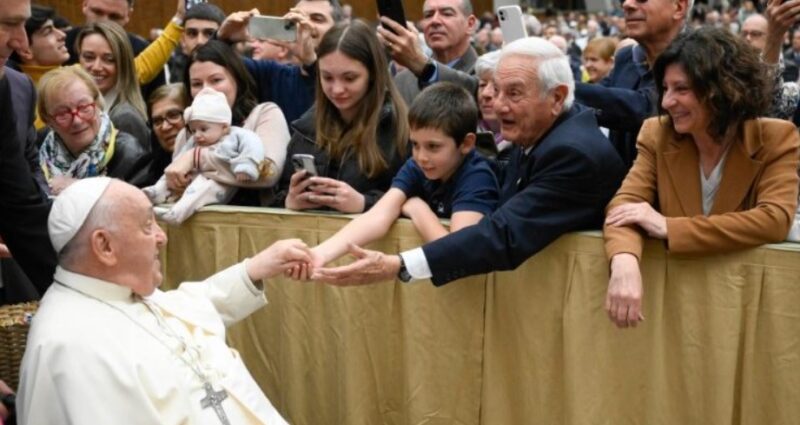 Vaticano | “El amor entre generaciones transforma la sociedad” destacó el Papa Francisco francisco 4 - 2