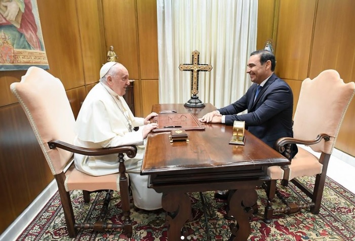 Corrientes | Gustavo Valdes le entregó al Papa Francisco una imagen de la Virgen de Itatí tallada en algarrobo 5 francisco - 4