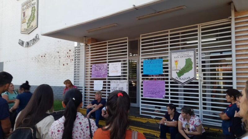Educación | Establecimientos escolares en distintas localidades de Misiones protestan en la calle por un aumento salarial 7 image 66 - 6