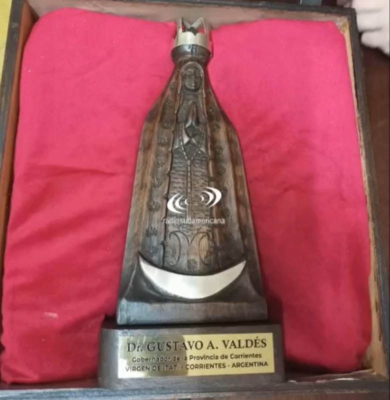 Corrientes | Gustavo Valdes le entregó al Papa Francisco una imagen de la Virgen de Itatí tallada en algarrobo 3 itati - 2